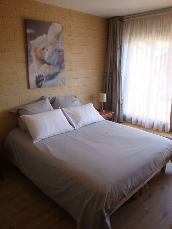 4 chambres, fer et planche à repasser, lit de bébé portatif