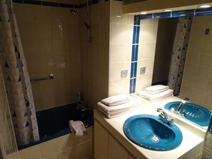 Bathtub, hair dryer, towels - 5 Rooms 8 people 130m2 - South - Resort Center Alpe d'Huez (ALPE D'HUEZ)
