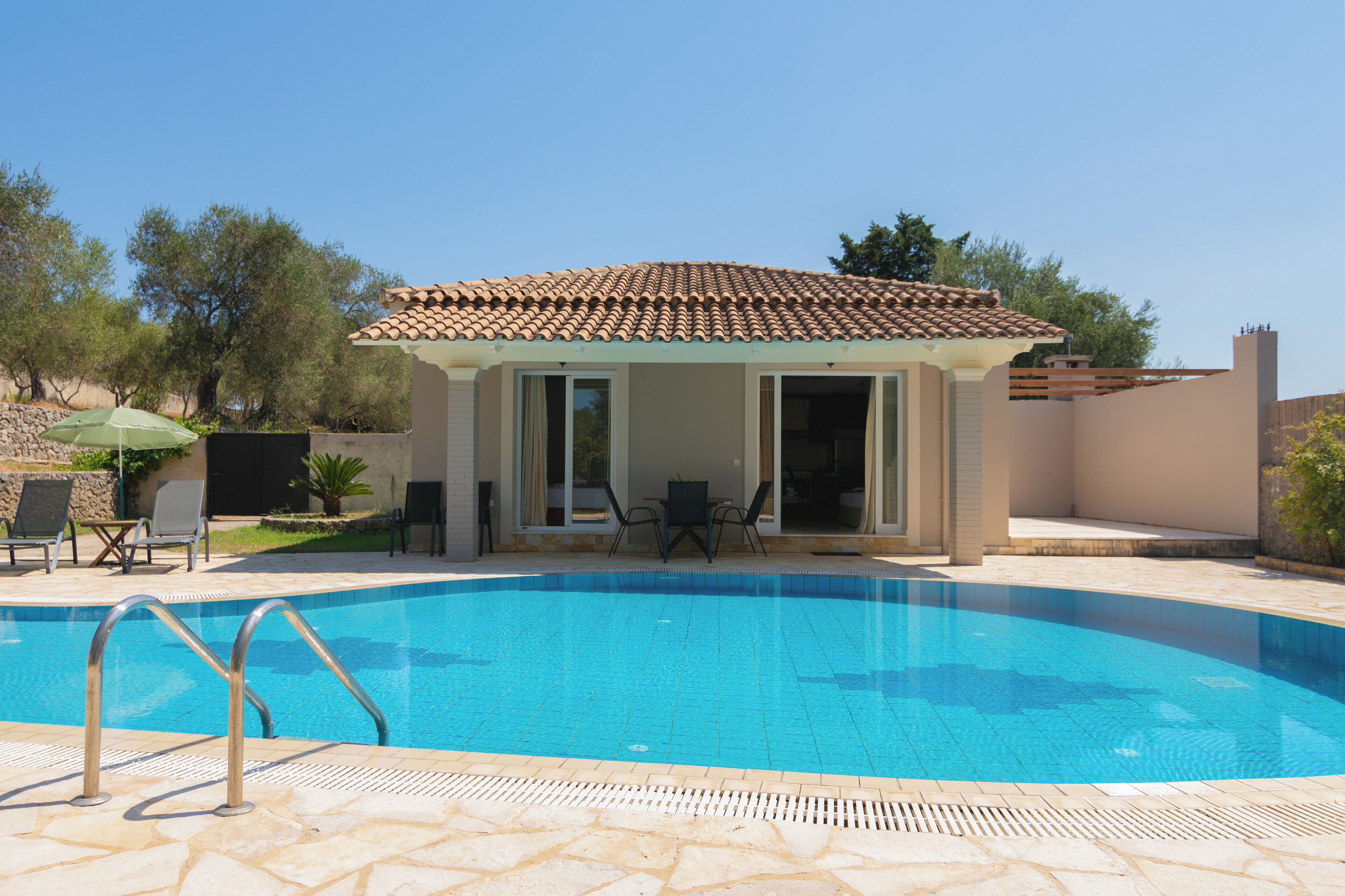 Piscine extérieure, chaises longues