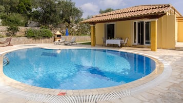 Piscina all'aperto, lettini