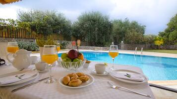 Ulkouima-allas, aurinkotuoleja