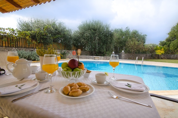 Piscine extérieure, chaises longues