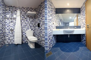 Douche, douche hydromassante, sĂšche-cheveux, peignoirs