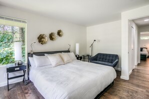 10 bedrooms, iron/ironing board, WiFi, bed sheets - North Bend Escapes All Moon River Suites and Family/ Friends Reunion (North Bend)