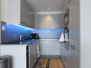 Een microgolfoven, een oven, een kookplaat, een vaatwasser