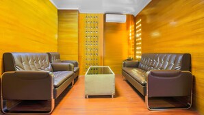 Lobby sitting area - Fire On the Mountain (Itahari)