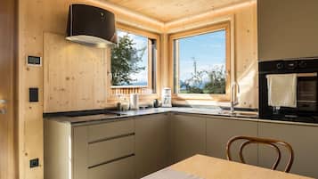 Frigorifero, forno, piano cottura, lavastoviglie