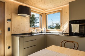 Jääkaappi, uuni, liesi, astianpesukone