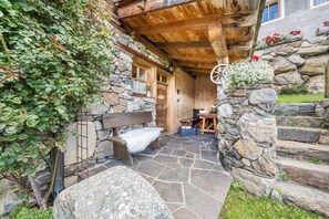 Terrace/patio - Holiday Home “Lärchnhittl” with Mountain View, Wi-Fi, Balcony, Terrace & Garden (Algund)