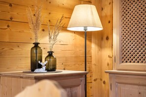 Interior - Holiday Home “Lärchnhittl” with Mountain View, Wi-Fi, Balcony, Terrace & Garden (Algund)