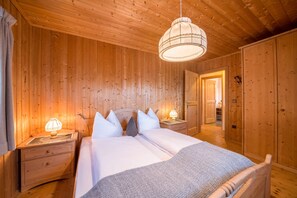 2 bedrooms, free WiFi, bed sheets - Holiday Home “Lärchnhittl” with Mountain View, Wi-Fi, Balcony, Terrace & Garden (Algund)