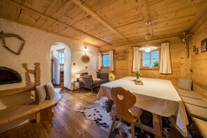 Interior - Holiday Home “Lärchnhittl” with Mountain View, Wi-Fi, Balcony, Terrace & Garden (Algund)