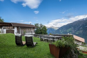 Outdoor dining - Holiday Home “Lärchnhittl” with Mountain View, Wi-Fi, Balcony, Terrace & Garden (Algund)