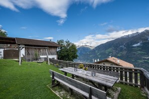 Outdoor dining - Holiday Home “Lärchnhittl” with Mountain View, Wi-Fi, Balcony, Terrace & Garden (Algund)