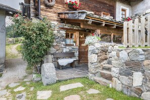Exterior - Holiday Home “Lärchnhittl” with Mountain View, Wi-Fi, Balcony, Terrace & Garden (Algund)