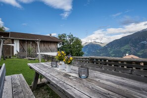 Terrace/patio - Holiday Home “Lärchnhittl” with Mountain View, Wi-Fi, Balcony, Terrace & Garden (Algund)