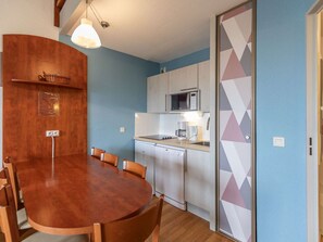 Fridge, stovetop, dishwasher, coffee/tea maker