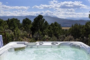 Un bain à remous avec vue sur les montagnes.