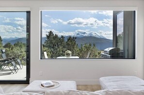 Une chambre dotée d’une grande fenêtre donnant sur les montagnes.