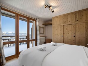 2 bedrooms, bed sheets