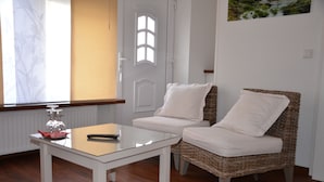 Quarto solteiro básico | Sala de estar