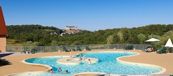 Les SOURCES "Pink Lady" VIP terrace, SPA, swimming pool, fishing pond, playground.