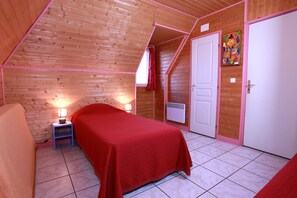 4 habitaciones, tabla de planchar con plancha y cuna de viaje 