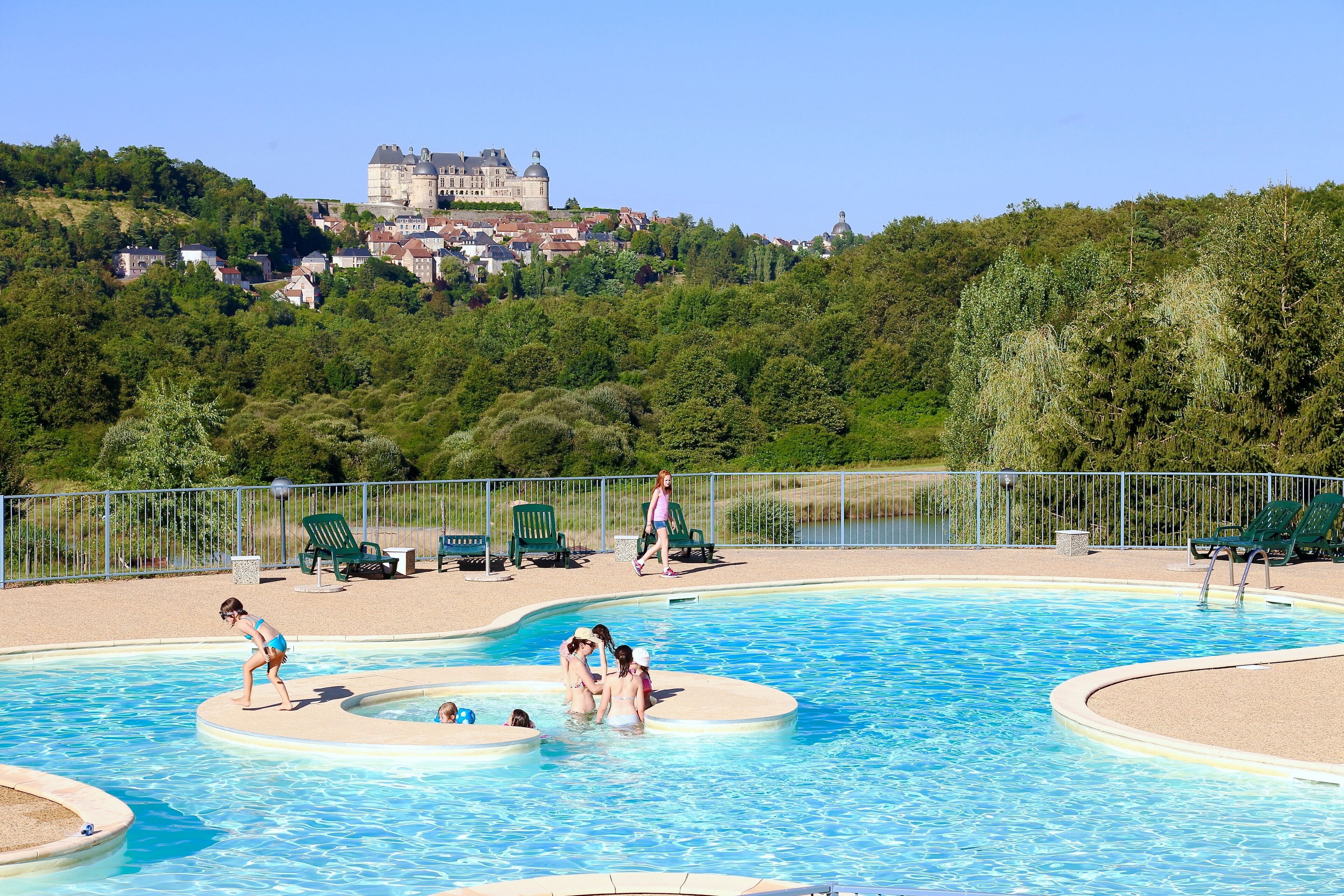 Innendørsbasseng og utendørsbasseng