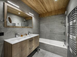 Een haardroger, handdoeken