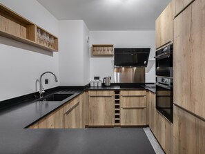 Een koelkast, een oven, een kookplaat, een vaatwasser