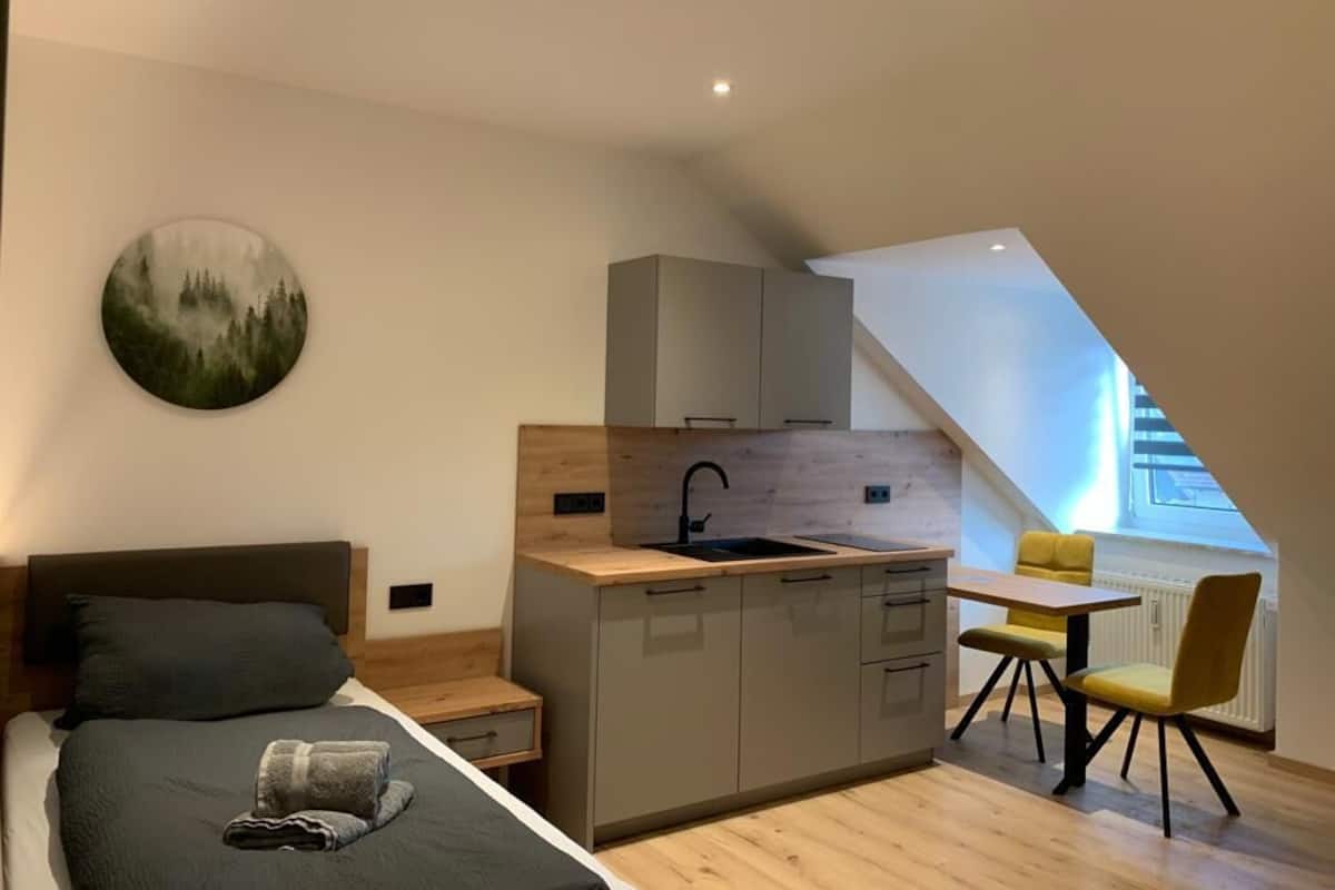 Single Room | Desk, WiFi (free), bed sheets