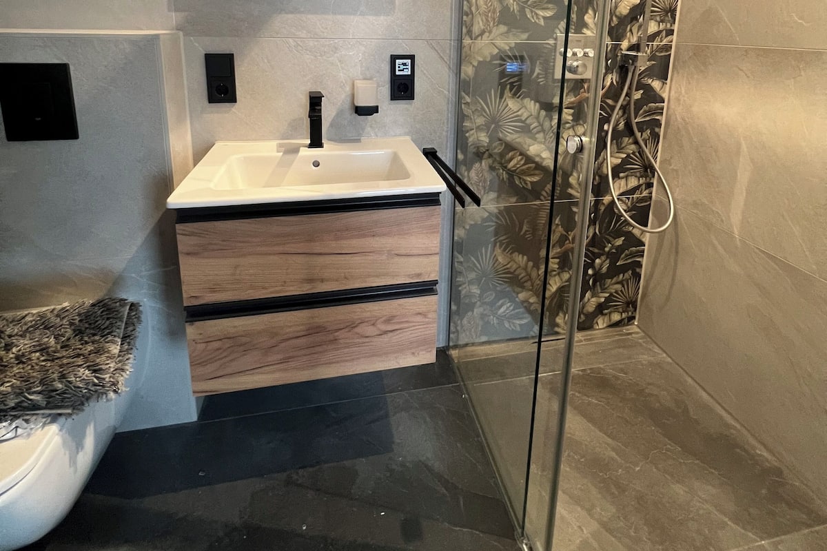 Comfort Double Room | Bathroom | Rainfall showerhead, hair dryer, towels