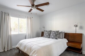 6 bedrooms, desk, iron/ironing board, travel cot - Peacock Paradise: Pool, Firepit, Near Airport (Phoenix)