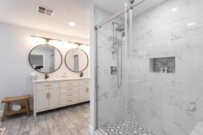 Shower, hair dryer, towels - Peacock Paradise: Pool, Firepit, Near Airport (Phoenix)