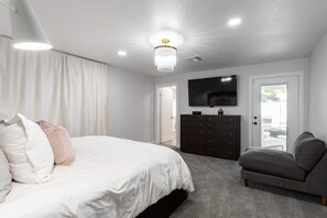 6 bedrooms, desk, iron/ironing board, WiFi