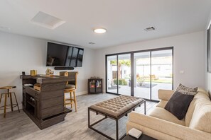 TV, books - Peacock Paradise: Pool, Firepit, Near Airport (Phoenix)