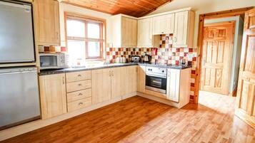 Cabin, Multiple Beds | Private kitchen | Fridge, microwave, oven, stovetop