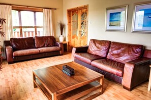 Kabin, Beberapa Tempat Tidur | Ruang keluarga | Televisi 30-inci dengan saluran TV kabel