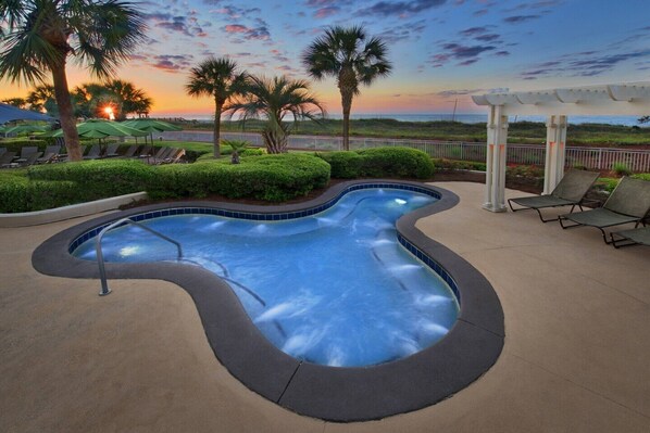 Een binnenzwembad, een buitenzwembad