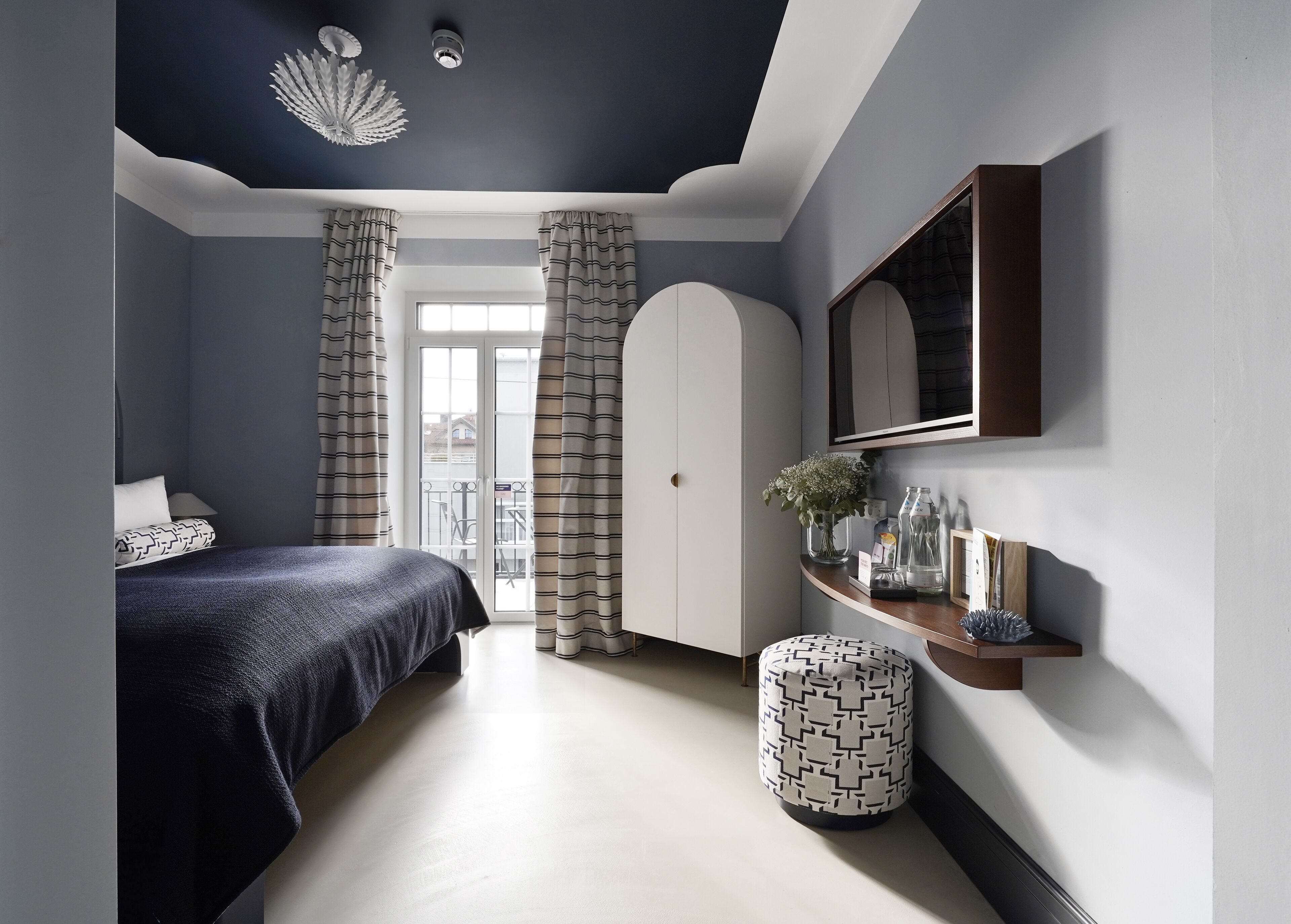 Medium Room with Balcony