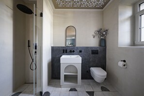 Medium Room | Baño | Regadera, regadera tipo lluvia, amenidades de baño ecológicas 