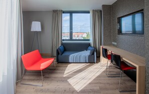 Rom – superior | Oppholdsområde | En 40-tommers TV med Parabol-TV