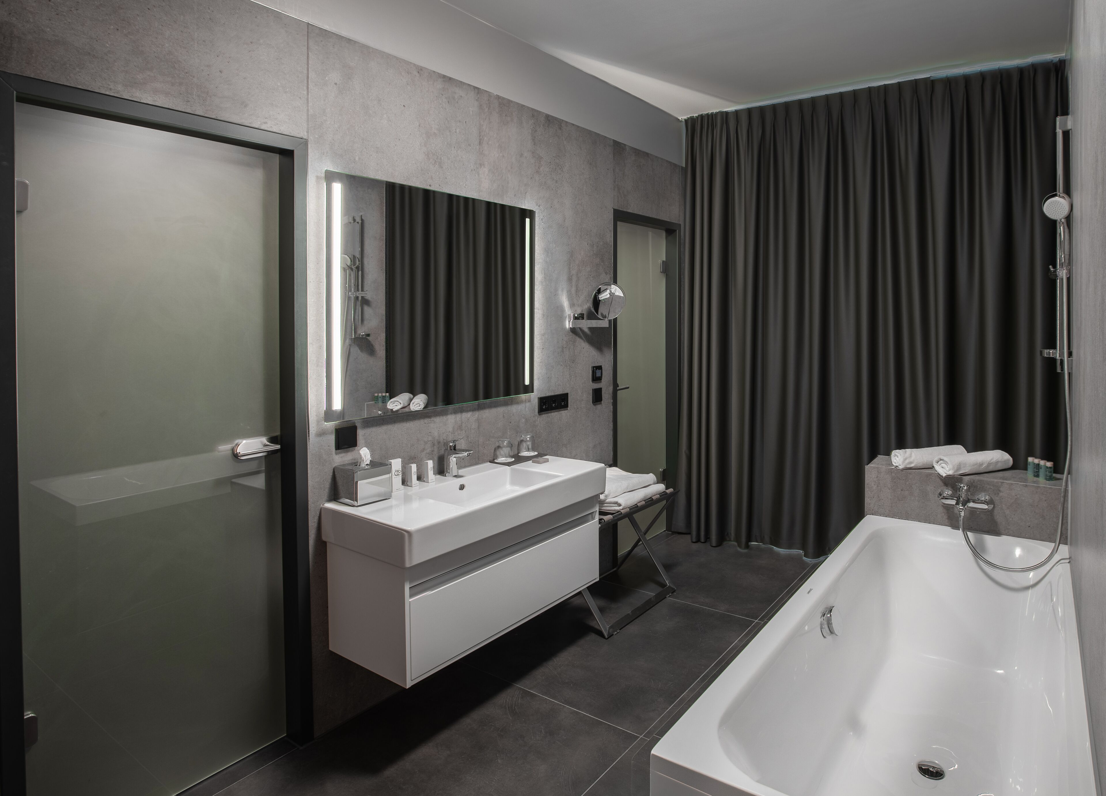 Haartrockner, Handtücher, Seife, Shampoo