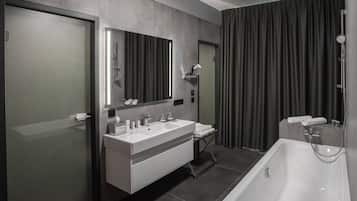 Haartrockner, Handtücher, Seife, Shampoo