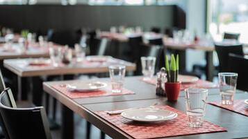 Tägliches Frühstücksbuffet (21.90 EUR pro Person)