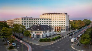 A hotel with a modern design, featuring a central courtyard and a large building with multiple windows. - Ocak Hotel (Berlin)