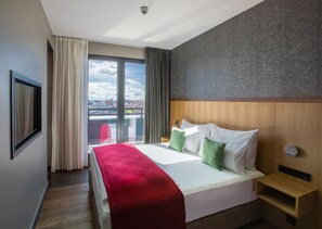 In-room safe, desk, laptop workspace, blackout drapes - Ocak Hotel (Berlin)