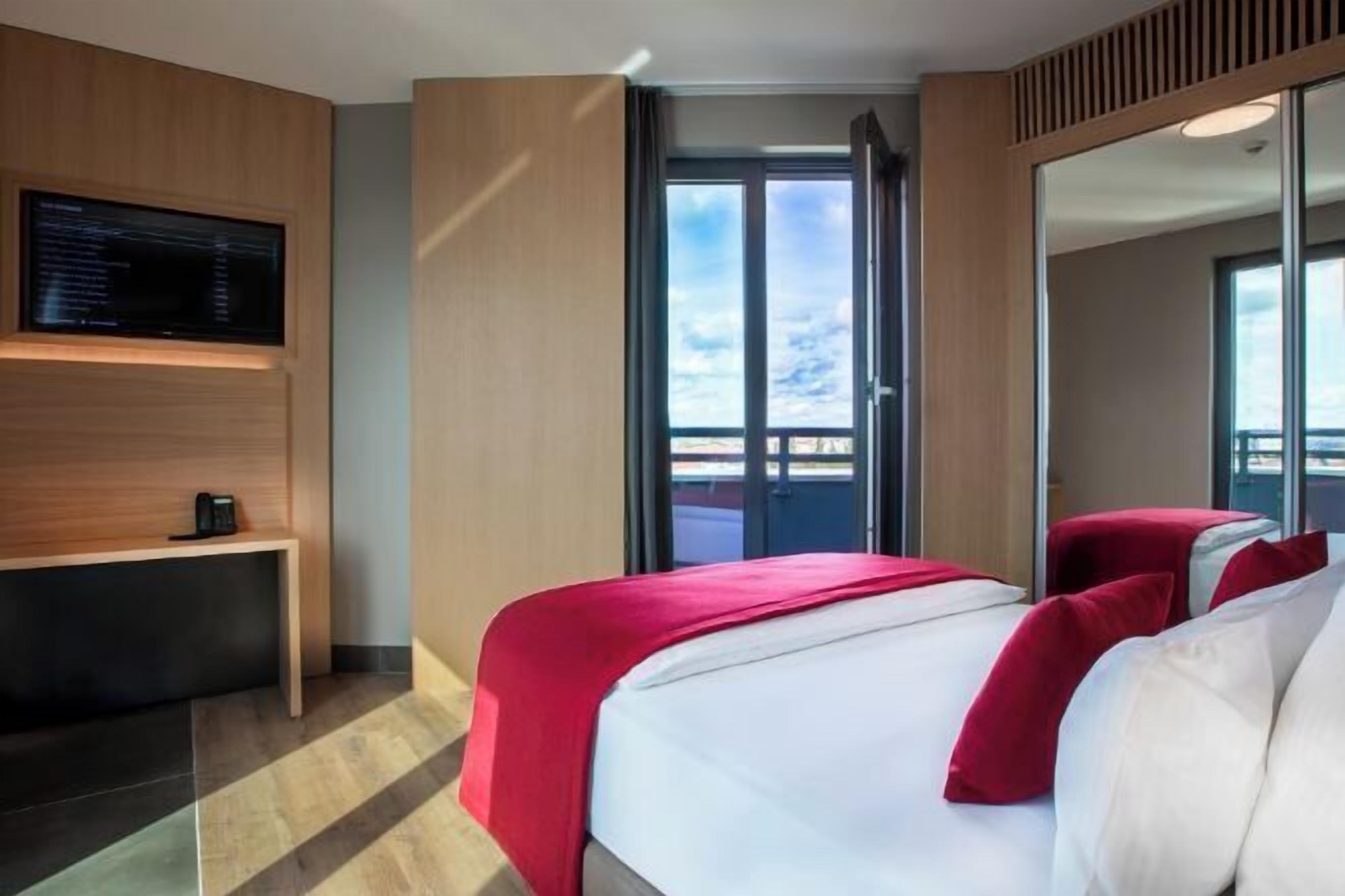 Zimmersafe, Schreibtisch, laptopgeeigneter Arbeitsplatz