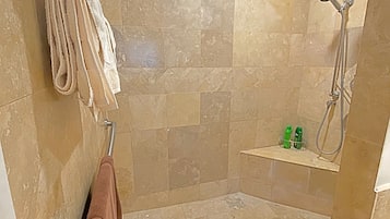 Douche, sĂšche-cheveux, serviettes fournies, papier toilette