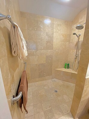 Douche, sèche-cheveux, serviettes fournies, papier toilette